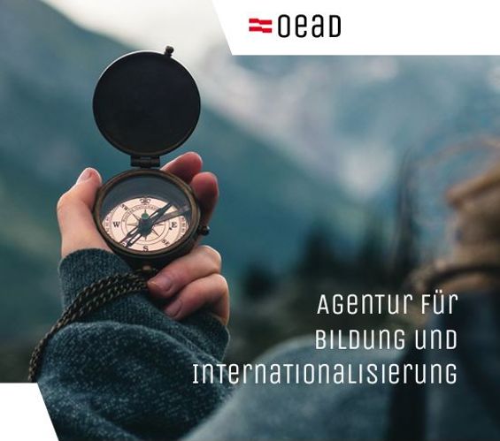 OeAD Imagebild, Person hält einen Kompass in die Höhe, im Hintergrund sind Berge zu erkennen