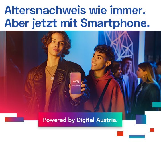 Zwei männliche Jugendliche weisen sich via Smartphone am Clubeingang aus.